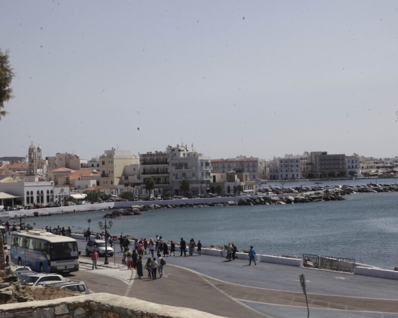 Τήνος: 42χρονος πατέρας χτύπησε το 4 ετών παιδί του μέσα στο λιμάνι του νησιού και συνελήφθη