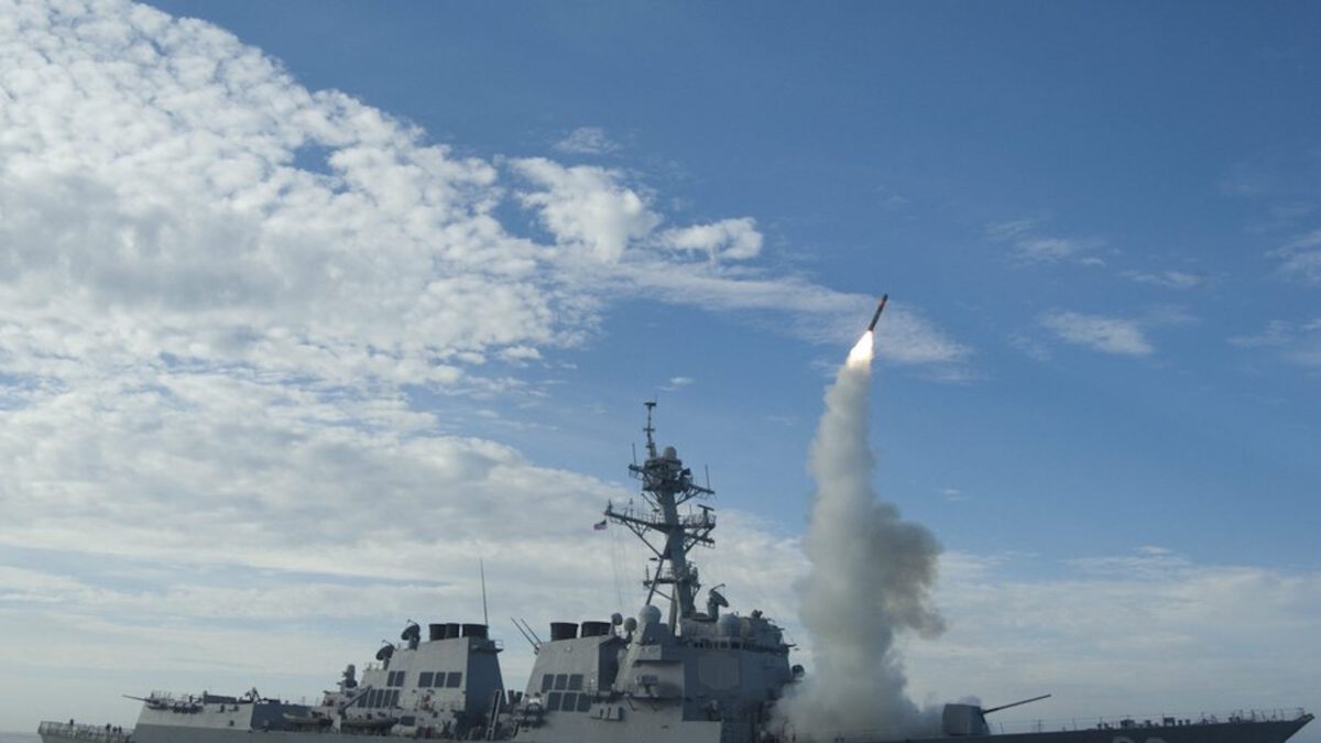 Το αντιτορπιλικό USS Preble κλάσης Arleigh Burke εκτοξεύει πύραυλο Tomahawk