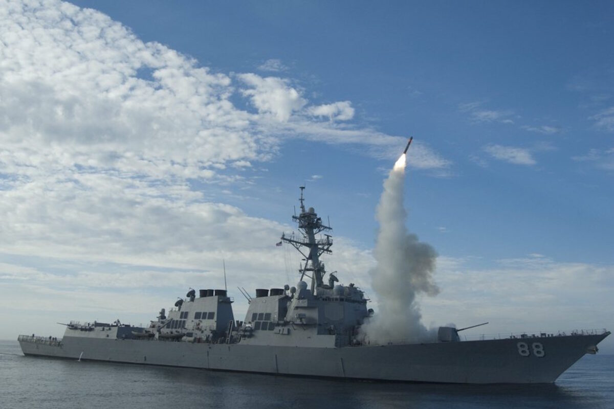 Το αντιτορπιλικό USS Preble κλάσης Arleigh Burke εκτοξεύει πύραυλο Tomahawk