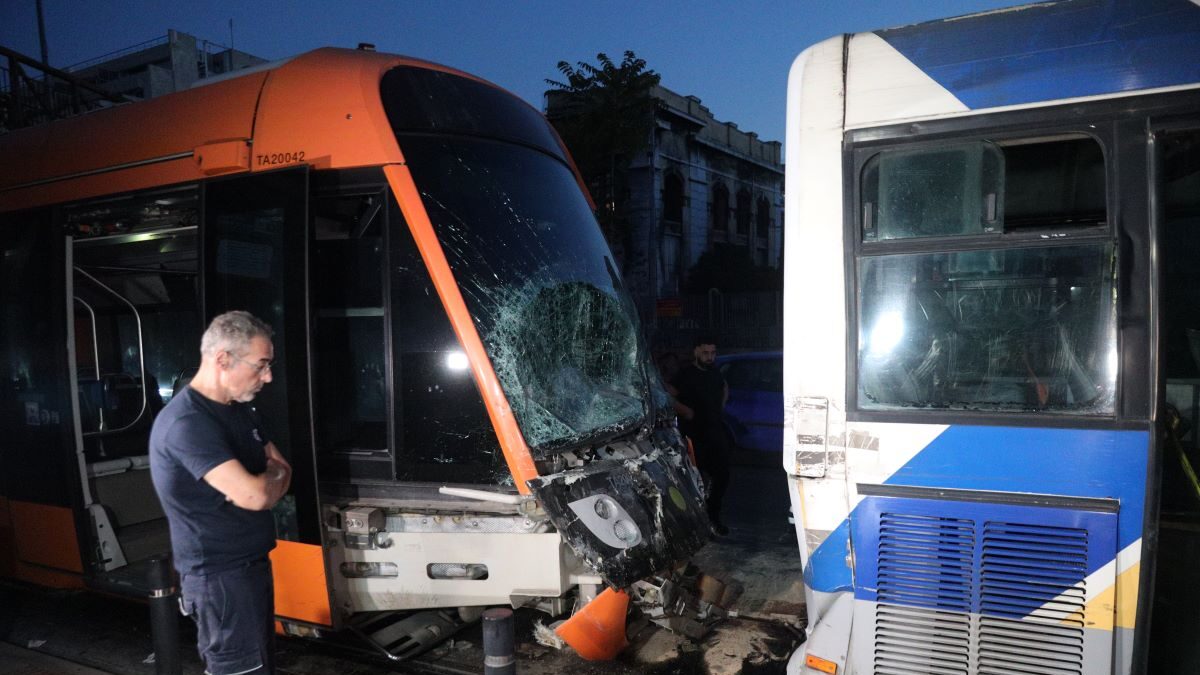 Σύγκρουση λεωφορείου με τραμ στον Πειραιά