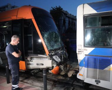 Σύγκρουση λεωφορείου με τραμ στον Πειραιά