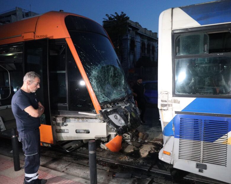 Τροχαίο στον Πειραιά: «Το τράνταγμα ήταν πολύ δυνατό» λέει μία από τους τραυματίες από τη σύγκρουση τραμ με λεωφορείο