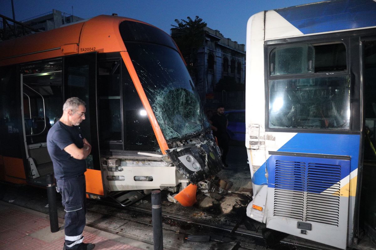 Σύγκρουση λεωφορείου με τραμ στον Πειραιά