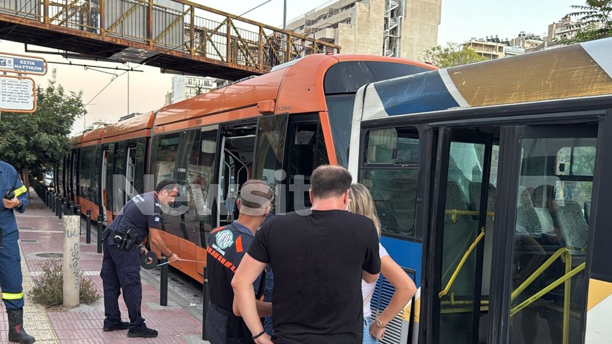 Σύγκρουση τραμ με λεωφορείο στην Πειραιά