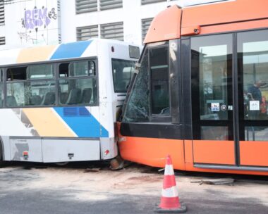 Σύγκρουση λεωφορείου με τραμ στον Πειραιά