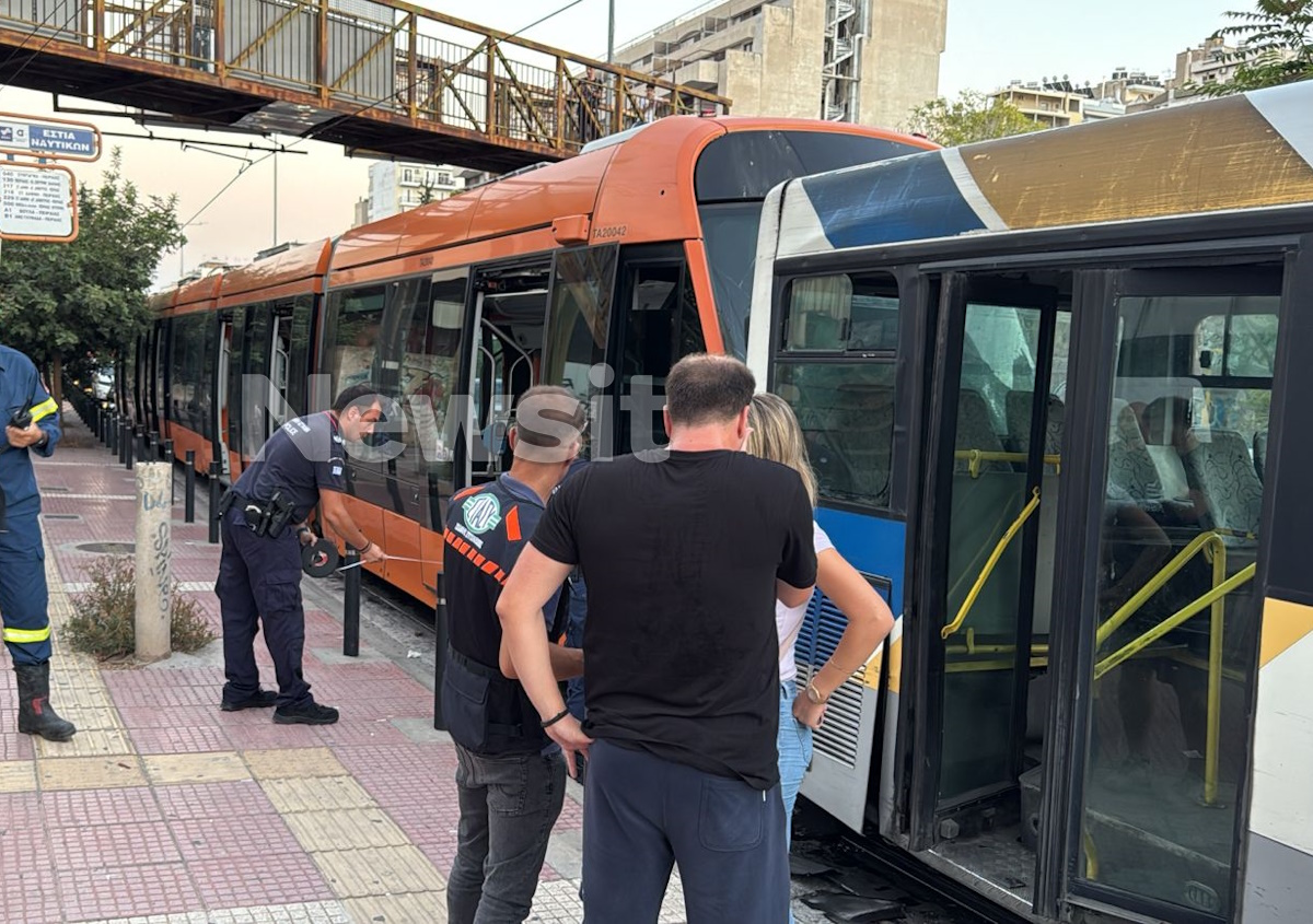 Σύγκρουση τραμ με λεωφορείο στην Πειραιά