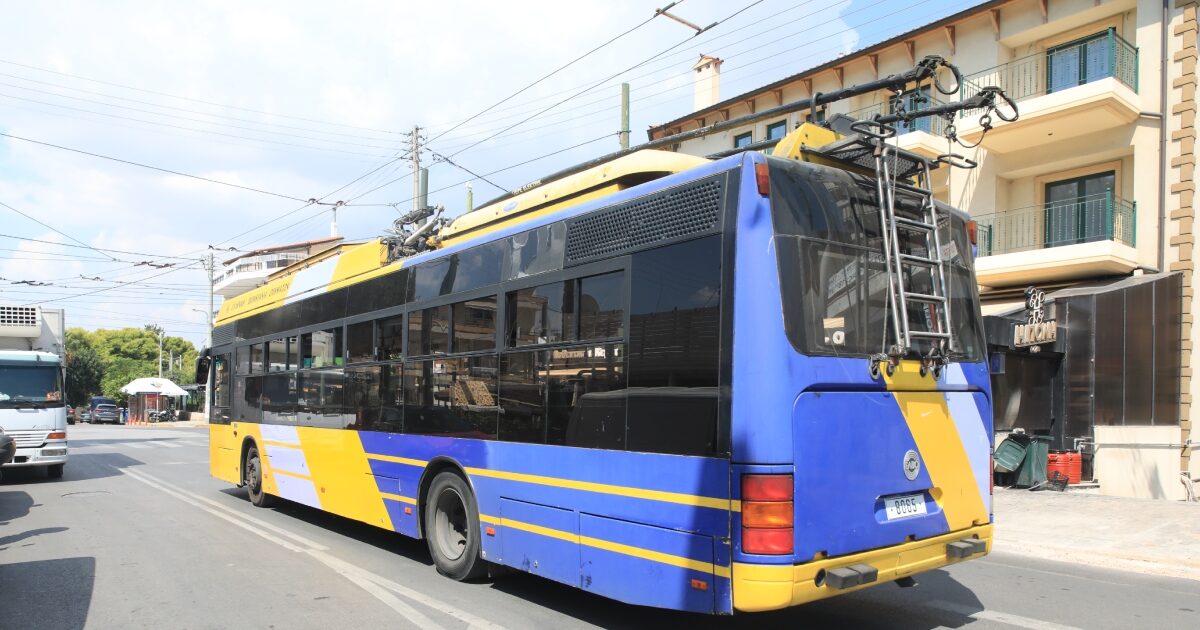 They beat wild trolley driver in Piraeus for a corner: In the hospital with head injuries the victim