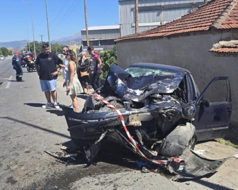 Λάρισα: Σοβαρό τροχαίο με τέσσερις τραυματίες μεταξύ των οποίων και δύο παιδιά