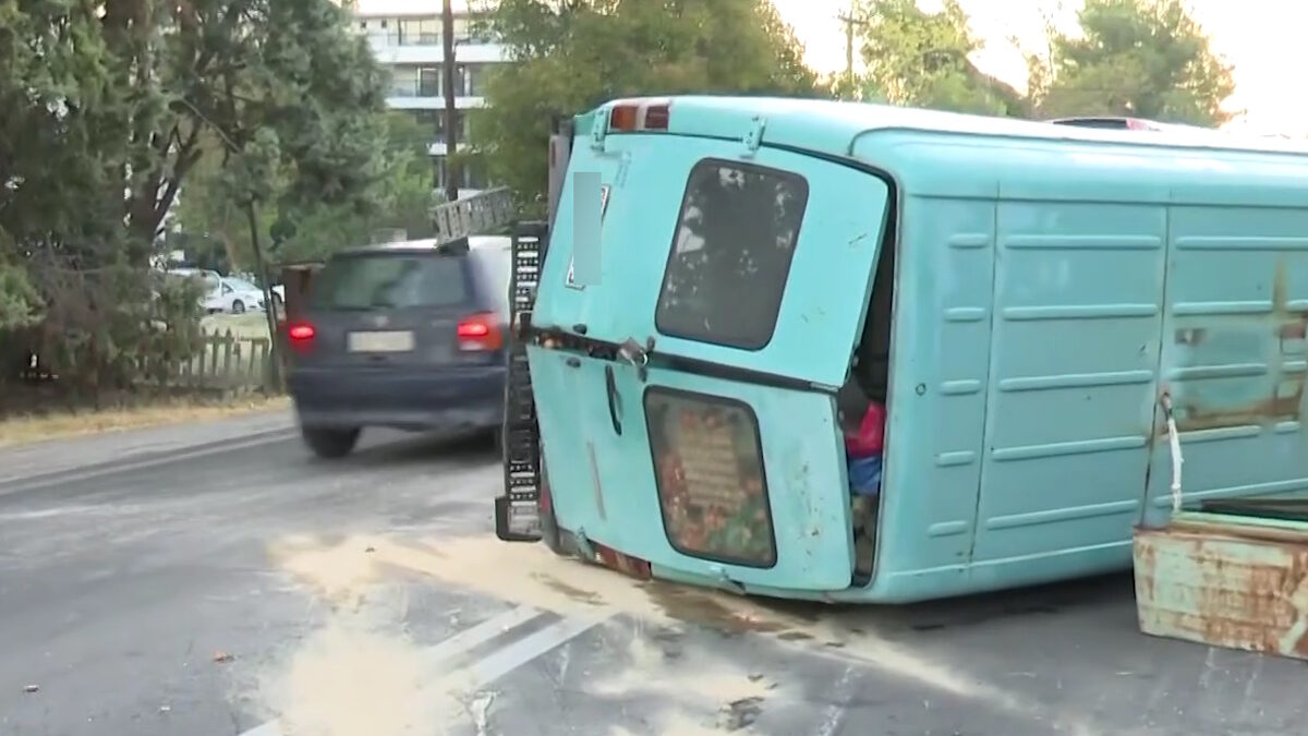 Το φορτηγό που ανατράπηκε στα Μουδανιά