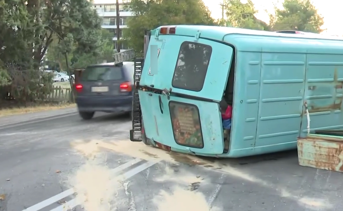 Το φορτηγό που ανατράπηκε στα Μουδανιά