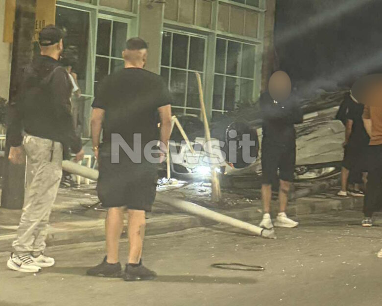 Τροχαίο στο Ίλιον: Αυτοκίνητο συγκρούστηκε με άλλο όχημα και προσγειώθηκε σε τζαμαρία καταστήματος