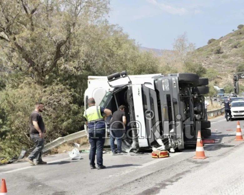 Ηράκλειο: 17χρονος οδηγός φορτηγού έχασε τη ζωή του μετά από τροχαίο στην Αγία Πελαγία – Σοκαριστικές εικόνες από το σημείο