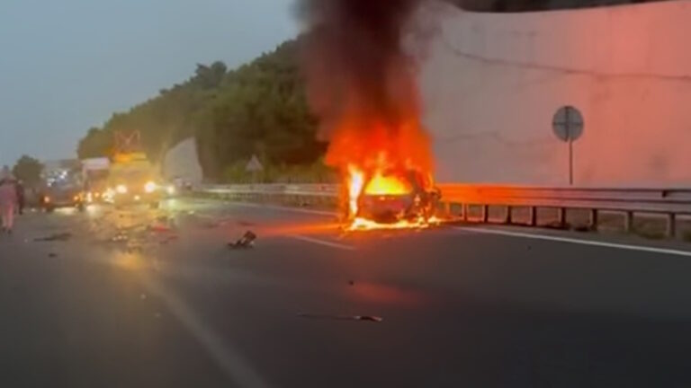 Το φλεγόμενο αυτοκίνητο μετά το τροχαίο στην Πάτρα
