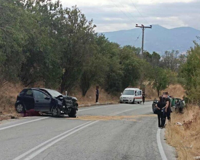 Θεσσαλονίκη: Δύο αυτοκίνητα συγκρούστηκαν μετωπικά σε τροχαίο στο Κολχικό – 4 ελαφρά τραυματίες