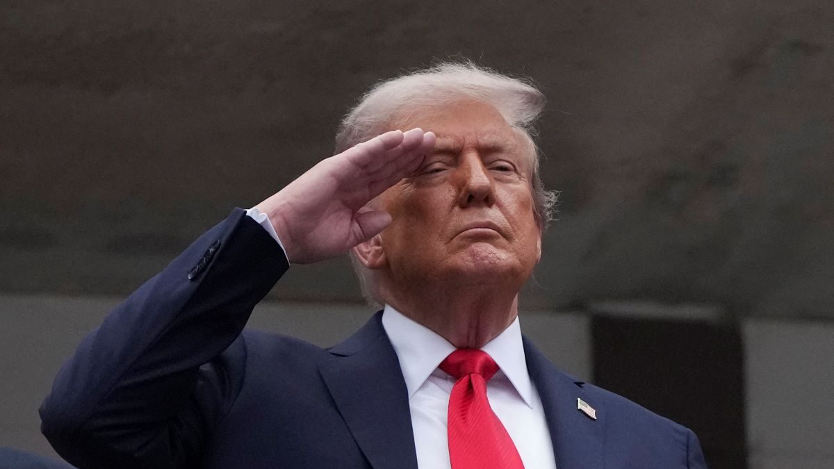 Ο Ντόναλντ Τραμπ χαιρετάει στρατιωτικά στο US Open