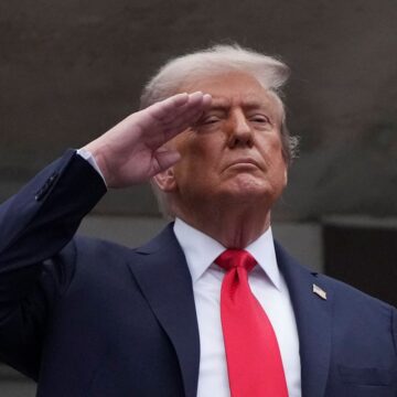 Ο Ντόναλντ Τραμπ χαιρετάει στρατιωτικά στο US Open