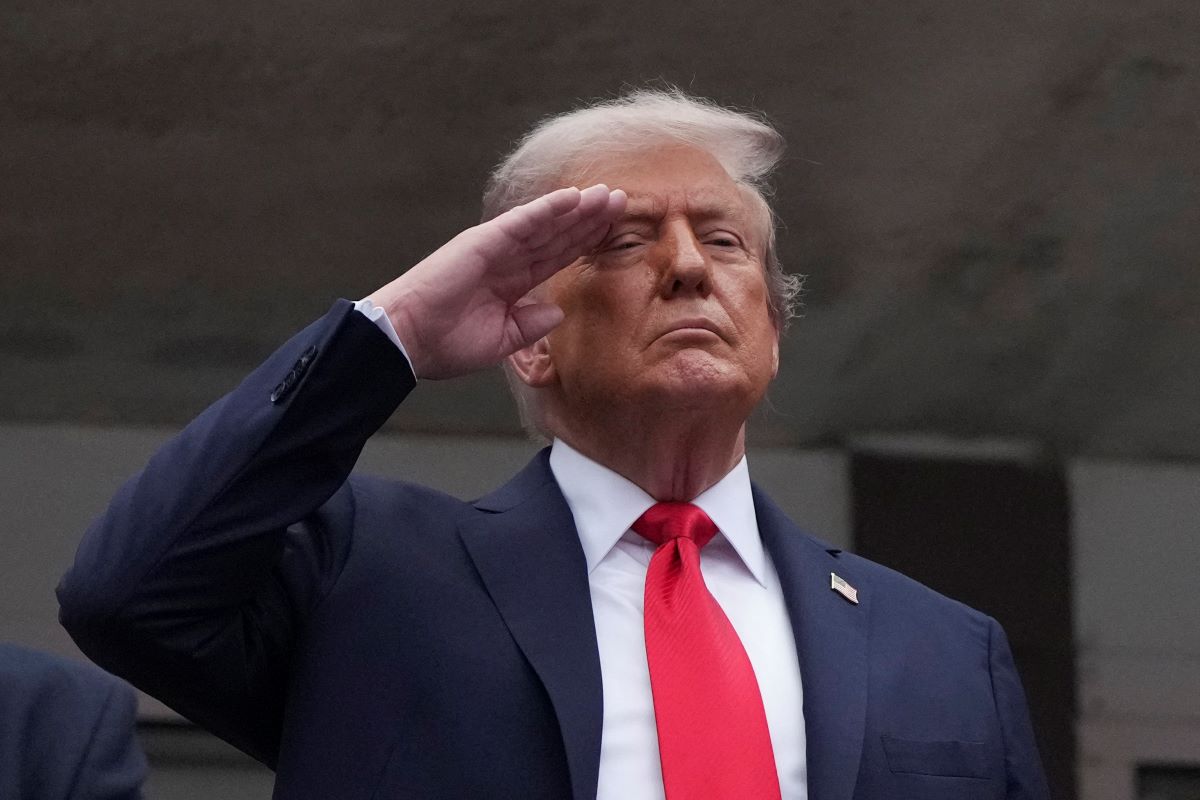 Ο Ντόναλντ Τραμπ χαιρετάει στρατιωτικά στο US Open