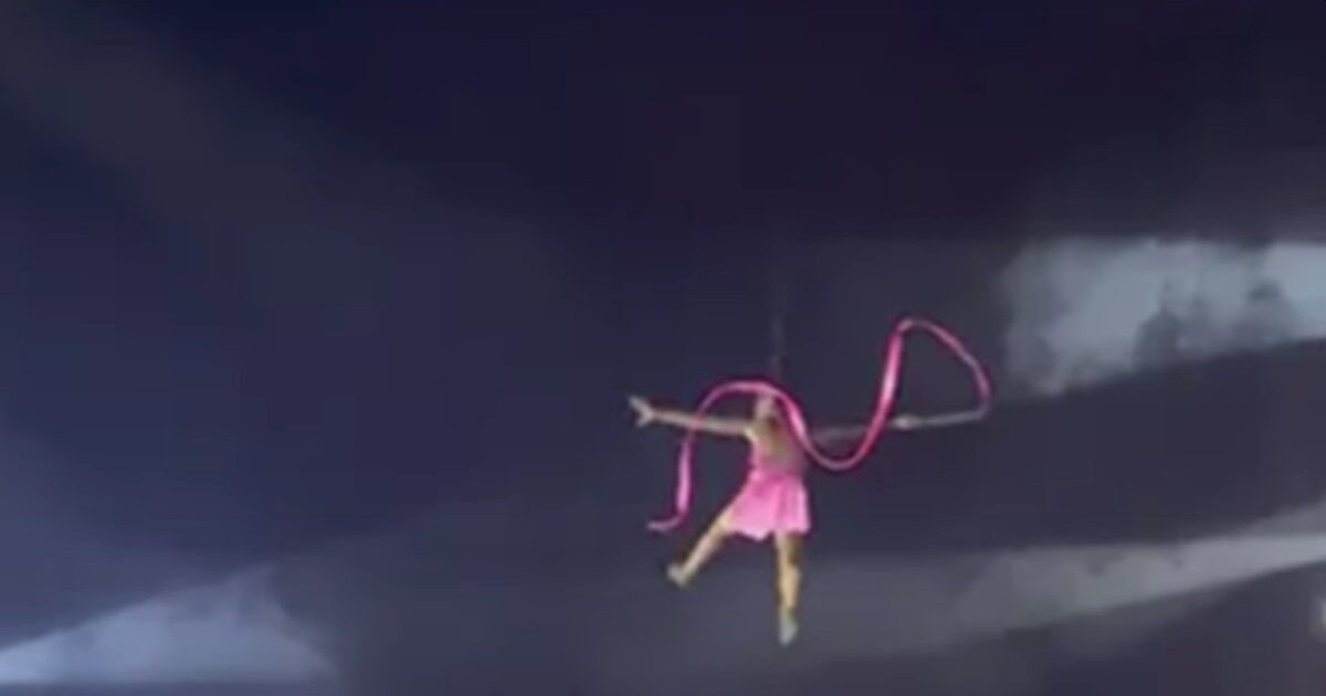 Brazil: Woman Acrobat hanging from her hair fell into the void