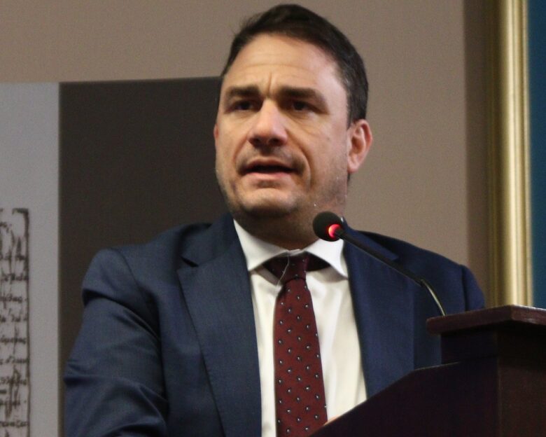 ΠΑΣΟΚ – Τσουκαλάς: «Τα έξι χρόνια που κυβερνά ο Κυριάκος Μητσοτάκης γιγαντώθηκαν τα προβλήματα του δημογραφικού και της στέγασης»