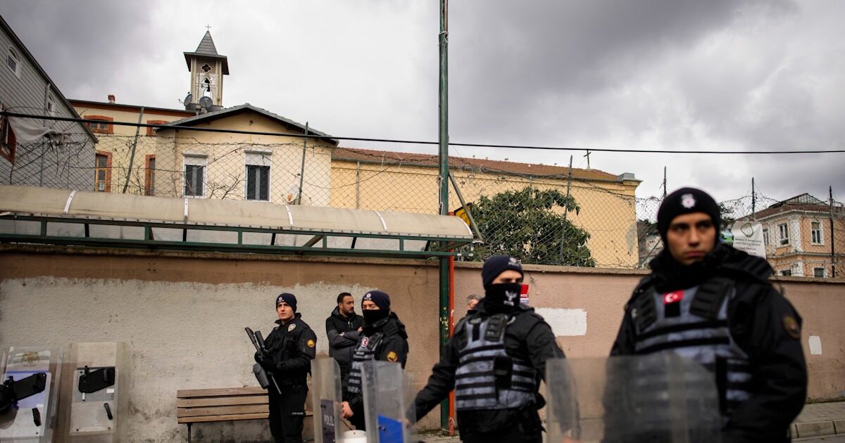 Constantinople: 10 executives of three television stations were arrested
