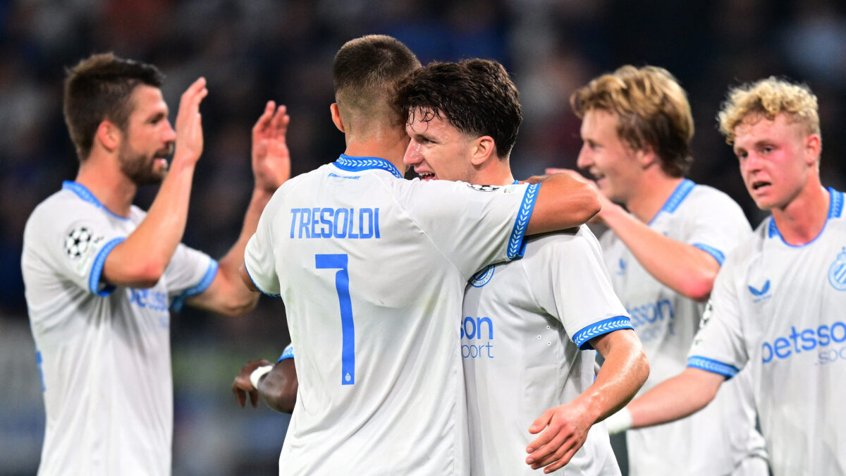 Ο Τζόλης πανηγυρίζει με τους συμπαίκτες του