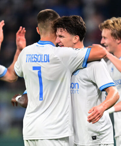 Ο Τζόλης πανηγυρίζει με τους συμπαίκτες του