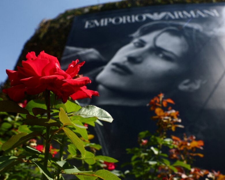 Τζόρτζιο Αρμάνι: Πλήθος κόσμου έχει συγκεντρωθεί για να αποτίσει φόρο τιμής στον θρύλο της μόδας ώρες πριν το λαϊκό προσκύνημα
