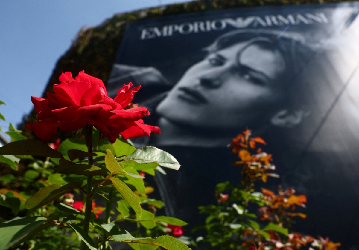 Κόκκινο τριαντάφυλλο έξω από τον οίκο μοδας του Τζόρτζιο Αρμάνι