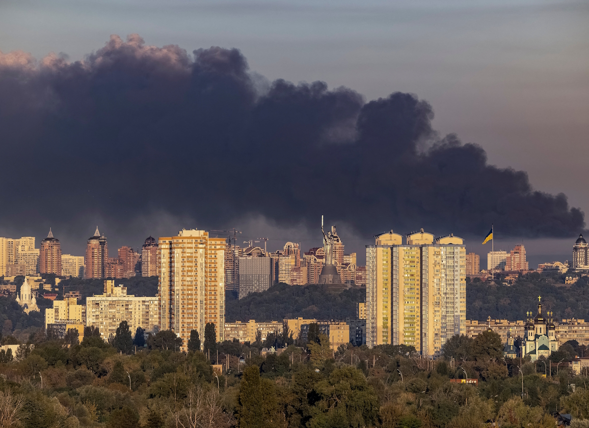 Καπνοί υψώνονται πάνω από το Κίεβο έπειτα από τη σφοδρότερη ρωσική επιδρομή