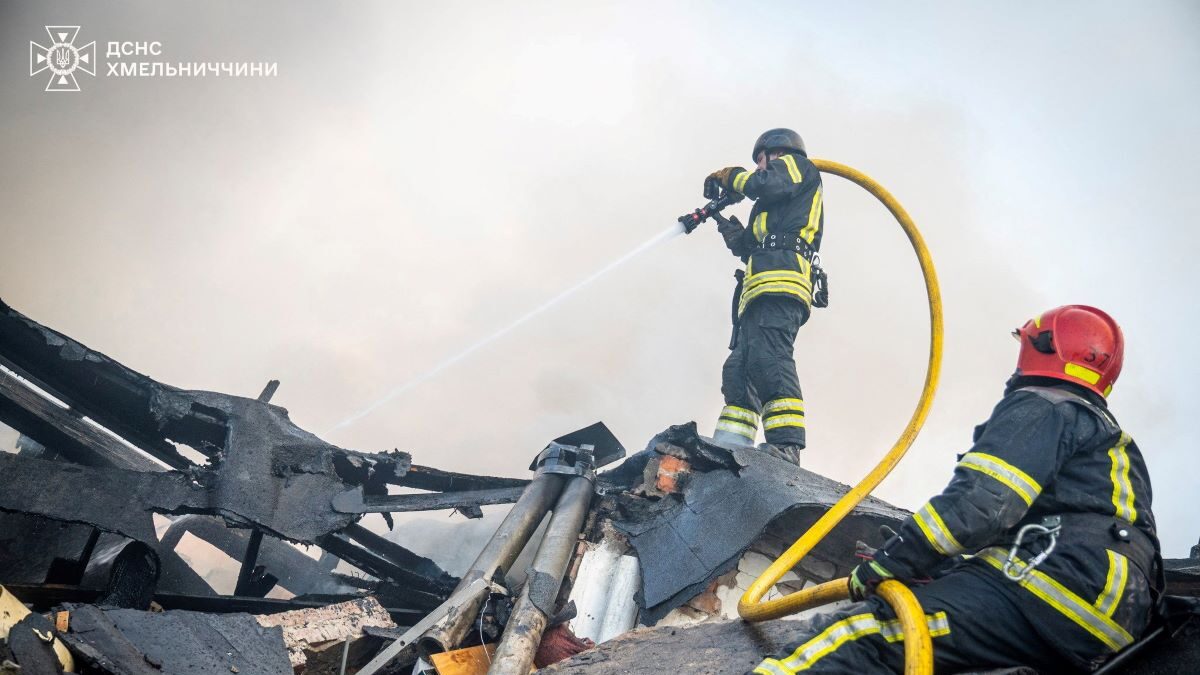 Ουκρανοί πυροσβέστες μετά τη νέα ρωσική επίθεση