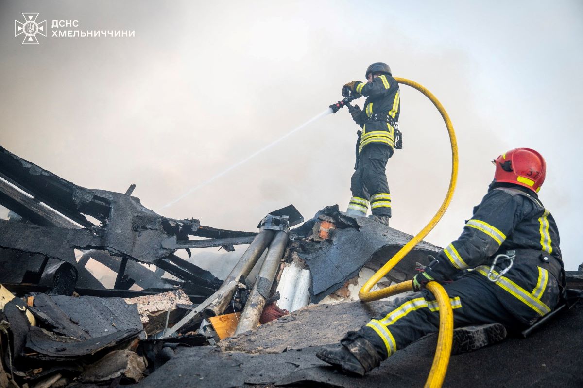 Ουκρανοί πυροσβέστες μετά τη νέα ρωσική επίθεση
