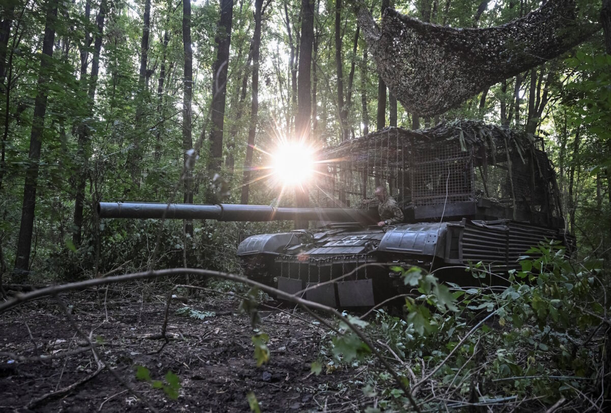 A serviceman of the 141st Separate Mechanized Brigade of the Ukrainian Armed Forces prepare a tank to fire towards Russian troops, at a position near a front line, amid Russia's attack on Ukraine, in Donetsk region, Ukraine September 3, 2025. REUTERS