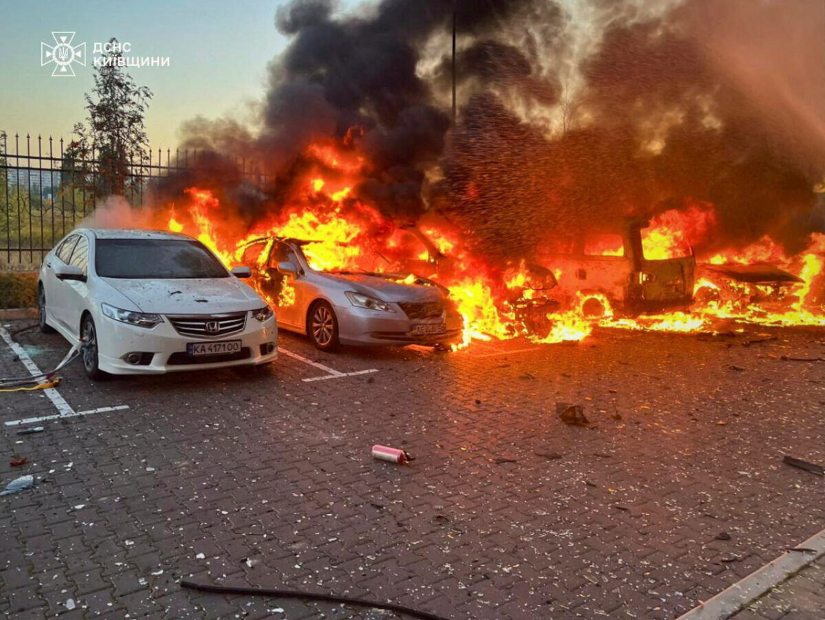 Φλεγόμενα αυτοκίνητα στην περιοχή του Κιέβου μετά από ρωσικούς βομβαρδισμούς