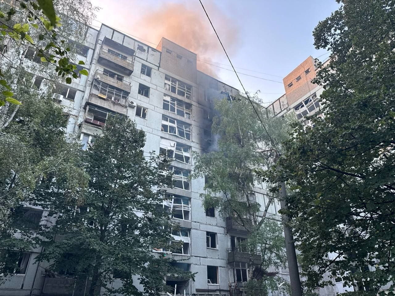 Φωτιά σε διαμέρισμα μετά από ρωσικούς βομβαρδισμούς στην Ουκρανία