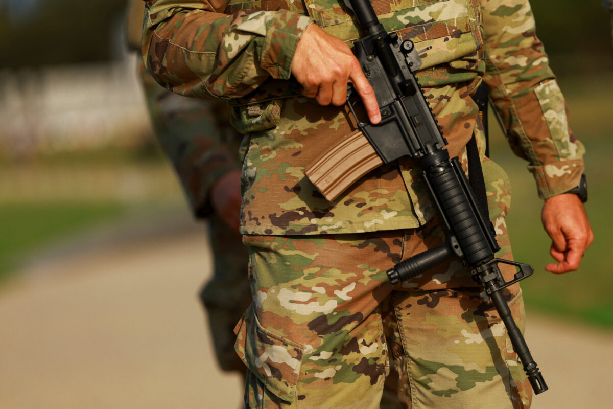 Στρατιώτης της Εθνοφρουράς των ΗΠΑ σε σκοπιά