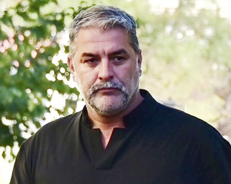 Βασίλης Μπισμπίκης: «Προκαλώ την αστυνομία να αποκαλύψει τη συνομιλία μου με το τμήμα Φιλοθέης», λέει η συνεργάτιδά του