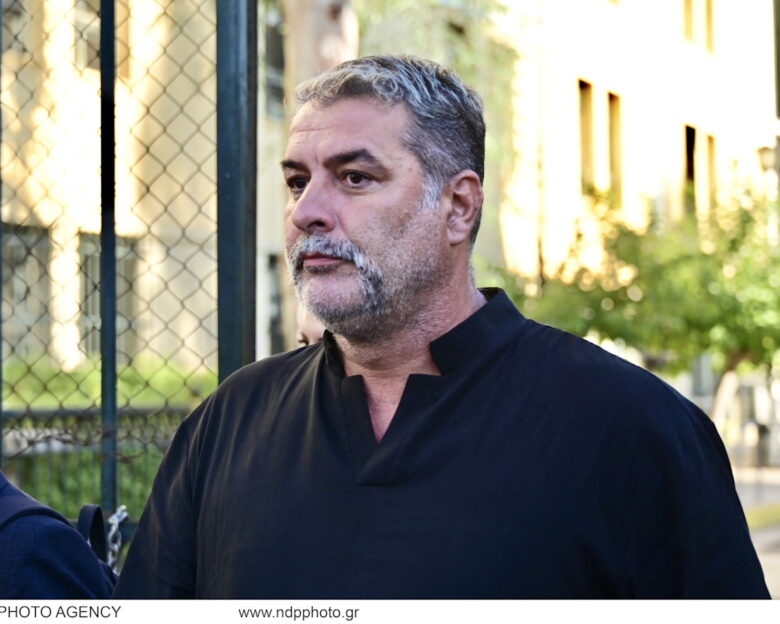 Βασίλης Μπισμπίκης: «Δεν έχει βρεθεί καμία κλήση στο 100 για το τροχαίο στη Φιλοθέη» λέει η Κωνσταντία Δημογλίδου