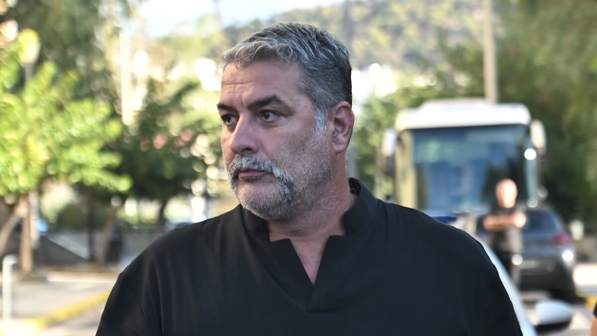 Ο Βασίλης Μπισμπίκης στο αυτόφωρο