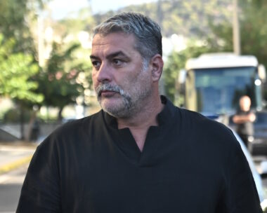 Ο Βασίλης Μπισμπίκης στο αυτόφωρο