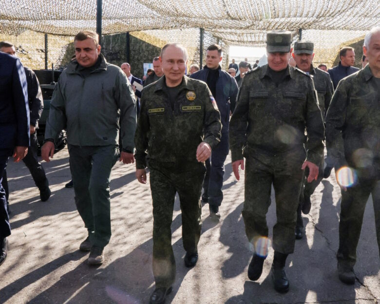 Zapad 2025: Ο Πούτιν πήγε με στρατιωτική στολή να παρακολουθήσει τις στρατιωτικές ασκήσεις με τη Λευκορωσία