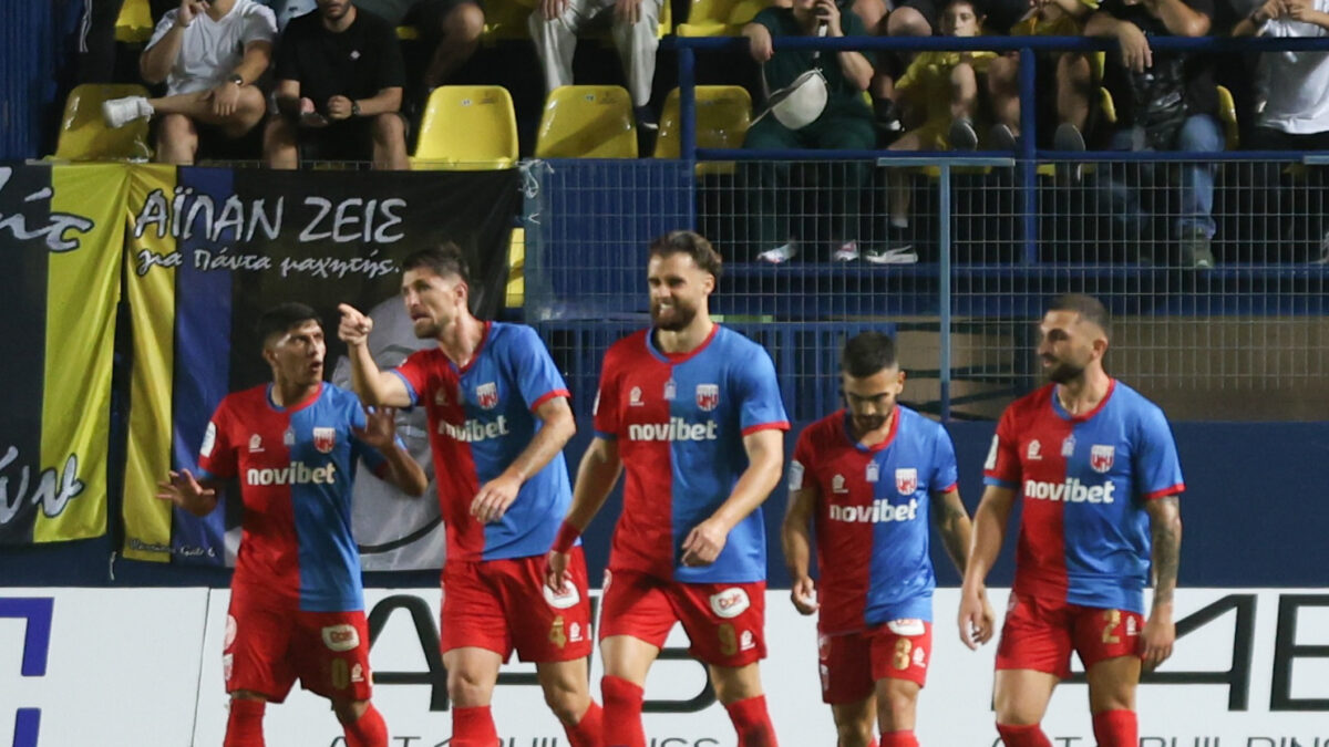 Οι παίκτες του Βόλου πανηγυρίζουν στο Αγρίνιο