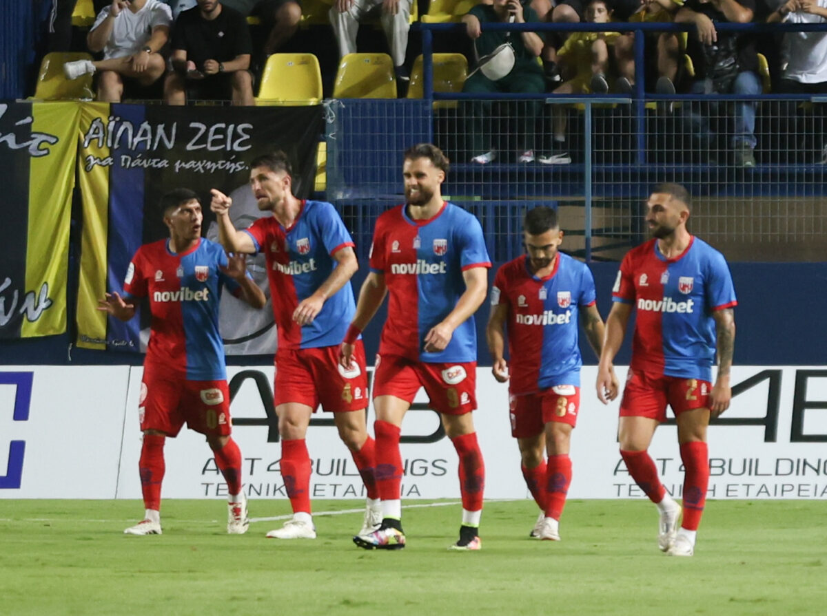 Οι παίκτες του Βόλου πανηγυρίζουν στο Αγρίνιο