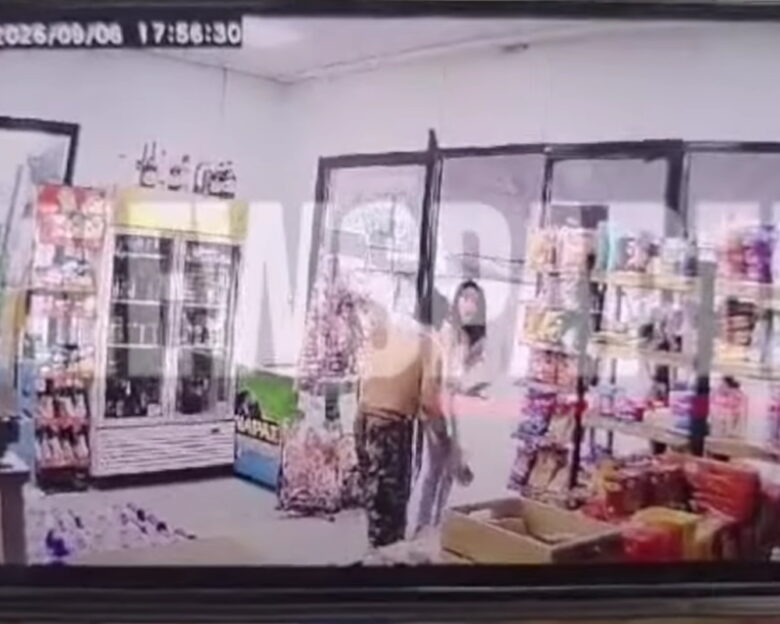 Βόλος: Η στιγμή που άντρας επιτέθηκε σε υπάλληλο μίνι μάρκετ – Ο 61χρονος μεταφέρθηκε σε ψυχιατρική κλινική
