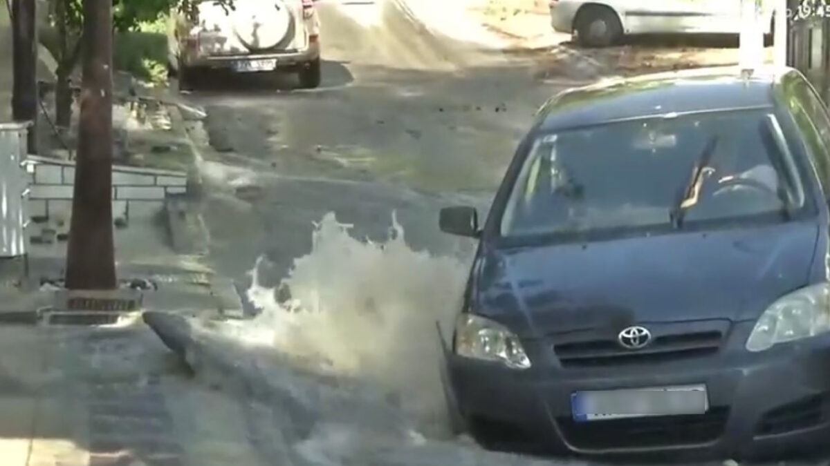 Βούλα: Αυτοκίνητο έπεσε σε τρύπα που προκλήθηκε από σπασμένο αγωγό – Εγκλωβίστηκε ο οδηγός