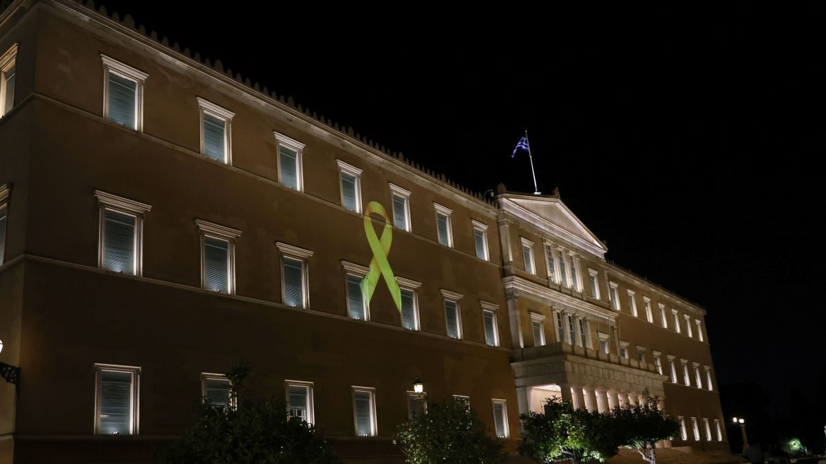 Το μέγαρο της Βουλής φωταγωγήθηκε με το σύμβολο της μάχης κατά του παιδικού καρκίνου