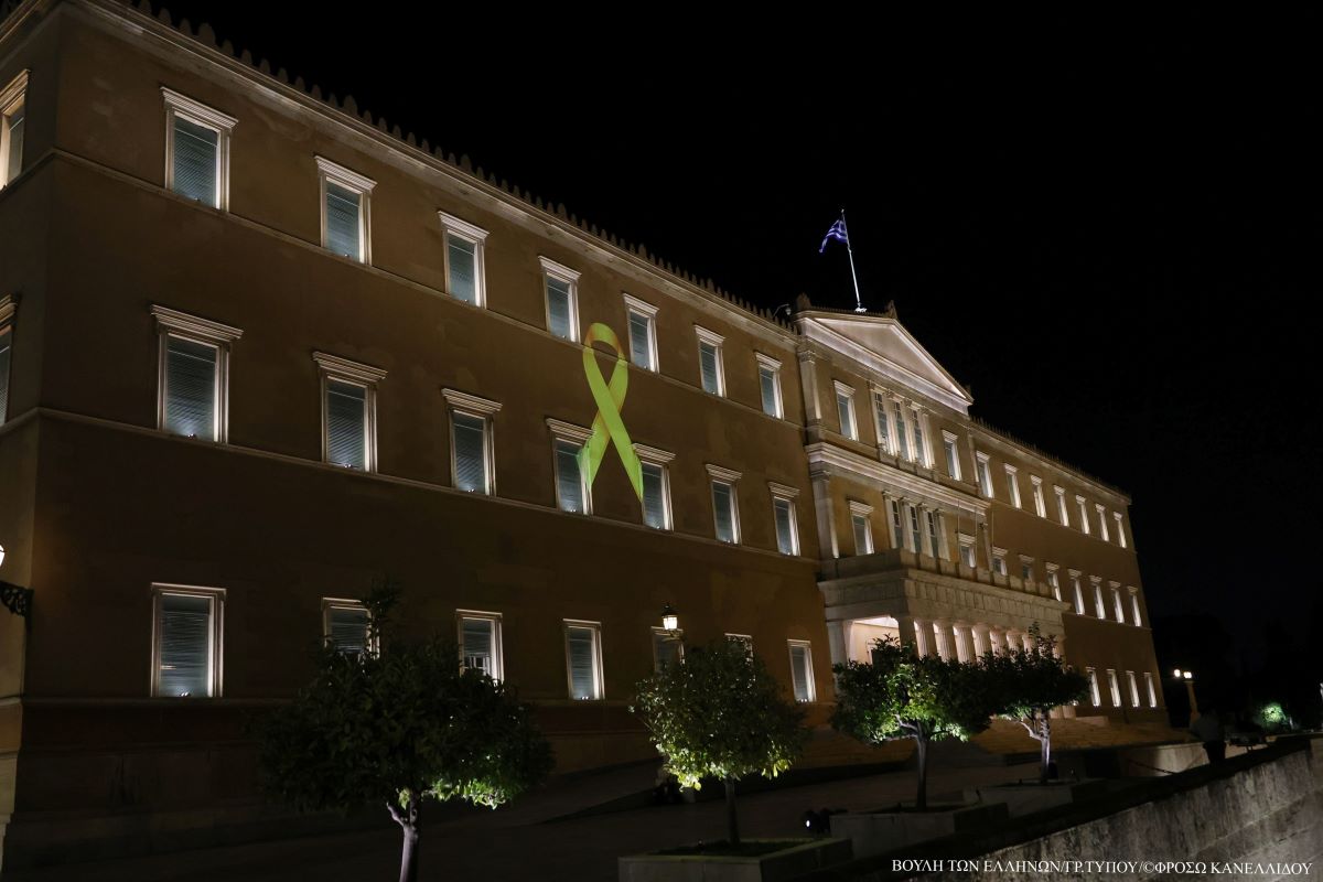 Το μέγαρο της Βουλής φωταγωγήθηκε με το σύμβολο της μάχης κατά του παιδικού καρκίνου
