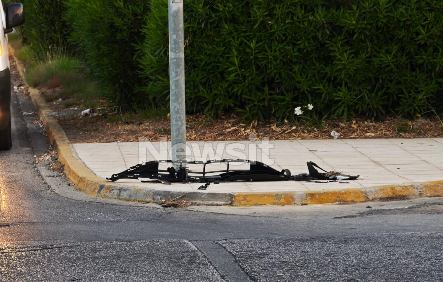 Ο δρόμος γέμισε τμήματα από τα κατεστραμμένα αυτοκίνητα