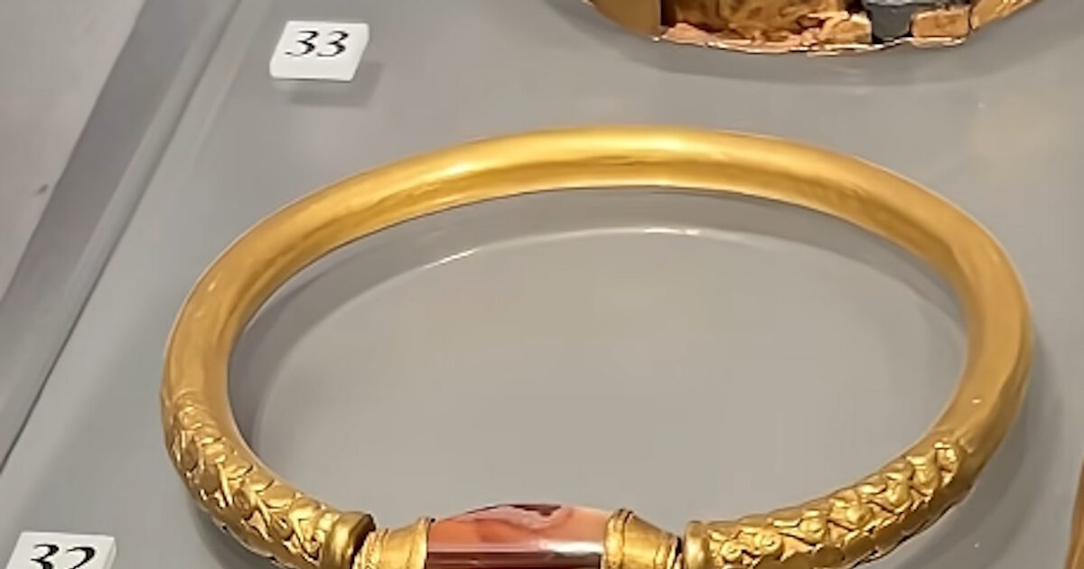 A 3,000 -year -old gold bracelet was lost from the Cairo Museum – dated to Pharaoh Amenemop