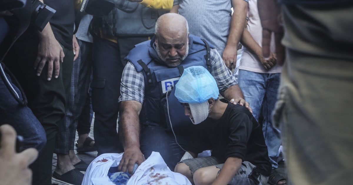 Gaza: The scream of a journalist who saw his family die in front of him – “People are facing us with indifference”