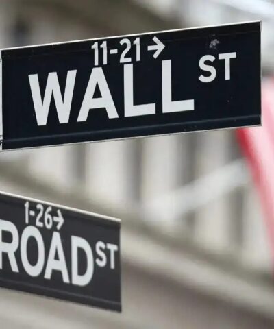 Πινακίδα δρόμου στη Wall Street